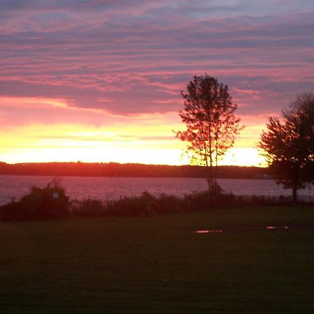 Creighton Manor Inn Bed & Breakfast Orillia Ngoại thất bức ảnh