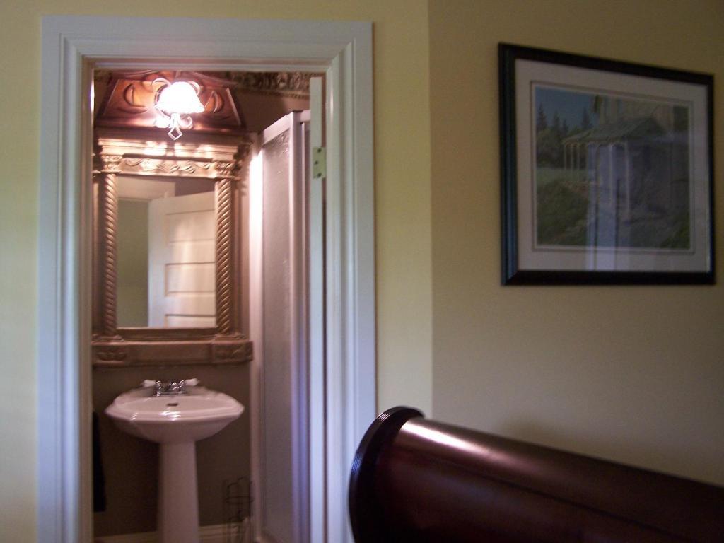 Creighton Manor Inn Bed & Breakfast Orillia Phòng bức ảnh