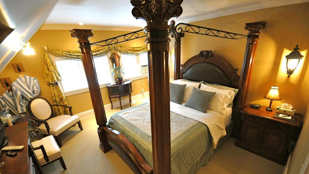 Creighton Manor Inn Bed & Breakfast Orillia Ngoại thất bức ảnh