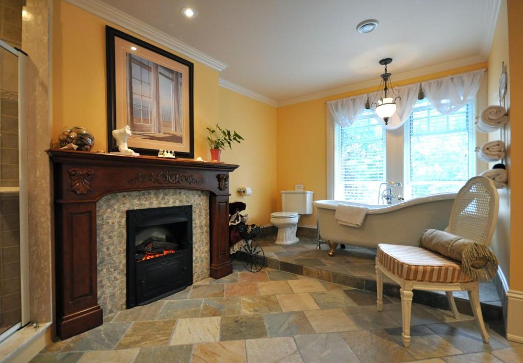 Creighton Manor Inn Bed & Breakfast Orillia Ngoại thất bức ảnh